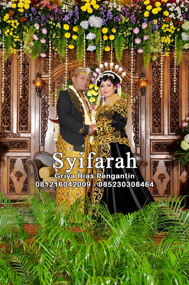 syifarah-rias pengantin surabaya-pengantin tradisional-pengantin muslim-paket pernikahan gedung universitas wijaya kartika surabaya-kebaya bludru hitam gold-pasangan pengantin